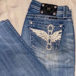 Jag säljer dessa blåa, lågmidjade miss me jeans, bootcut, original. Nästan oanvända men i fel storlek.💗