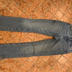 Jätte snygga jeans från hm med slits