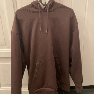Brun hoodie  - Brun hoodie från killavdelningen, storlek S men sitter oversized