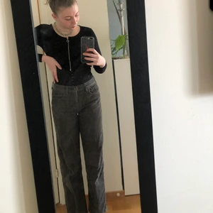 Levis byxor lågmidjade - Dessa byxor sitter jätte fint, dem är lite tightare i midjan men lösare över rumpan. Jag säljer dem för dem har börjat bli för tighta. Trycket där det stog levis är dock borta! Jag är även väldigt lång och dem är inte förkorta utan i perfekt längd. 