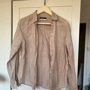 Jättefin beige linneskjorta från Gina tricot! Storlek 38, passar dock även XS/S som lite oversize! ⭐️