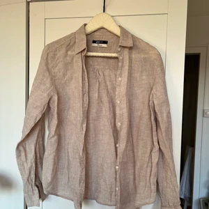 Beige linne skjorta - Jättefin beige linneskjorta från Gina tricot! Storlek 38, passar dock även XS/S som lite oversize! ⭐️