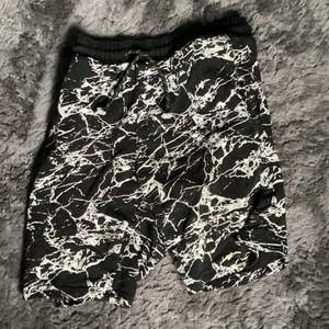 💫Jag säljer svarta shorts med vita mönster. 💫
