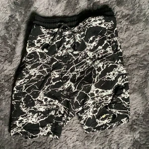 Shorts  - 💫Jag säljer svarta shorts med vita mönster. 💫
