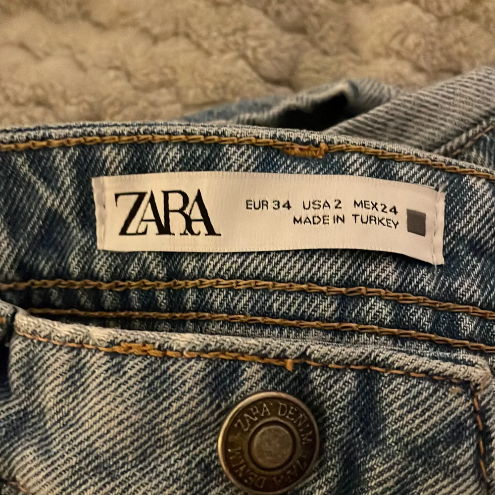 As fina jeans med hål i från zara som tycker är för små för mig. Ni betalar för frakten. Jeans & Byxor.