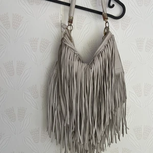 Väskor - Fina väskor från olika märken vill ni har fler bilder skriv jättegärna till mig🙏 priset varierar mellan 100 och 20🎀 väskan i mitten har en fläck på baksidan inget man märker när man använder den men önskas fler bilder så gör gärna av dig💝