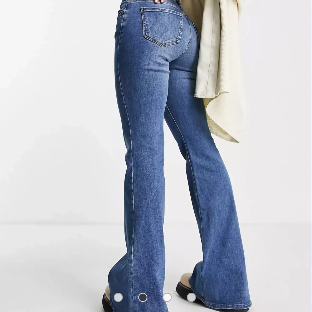 Utsvängda jeans i 00-talsstil med låg midja. Endast testade, dvs helt nya. Storleken 40 (passar även 38). 300kr inkl frakt via Postnord. Hör av er vid frågor och funderingar🥰 . Jeans & Byxor.