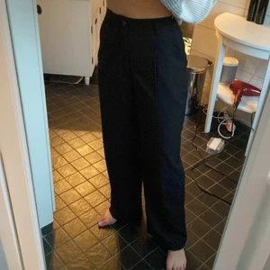 Svarta kostymbyxor  - Svarta kostymbyxor från hm med resor på baksidan. Modellen är rak och dem ligger precis ovanför marken och jag är 1,70 cm. Säljer dem för 120kr + frakt, köpte dem för 199 kr. Använt dem ett väldigt fåtal gånger, därav 120 kr! Meddela om ni är intresserad