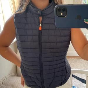 Väst - En perfekt bäst nu för sommaren! Det står size 2 i den men skulle säga att den är en XS/S