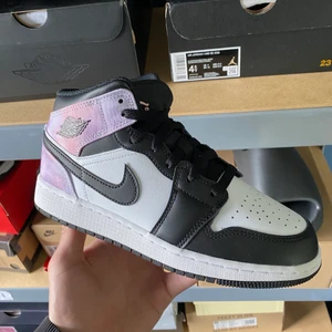 Air Jordan 1 Mid Zen Master - Helt nya köpta direkt från Nike! De är i storlek 36.5 Eu. Perfekta sommarskor!!  Kontakta mig vid frågor 