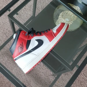 Jordan 1 "chicagos 2020" - Officela Jordan 1 "chicagos 2020". Köpta 2020 men fåtal gånger använda, just därför jag säljer dom. 