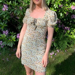 Klänning - Säljer denna fina klänning i storlek S (passar XS också) Köparen står för frakten