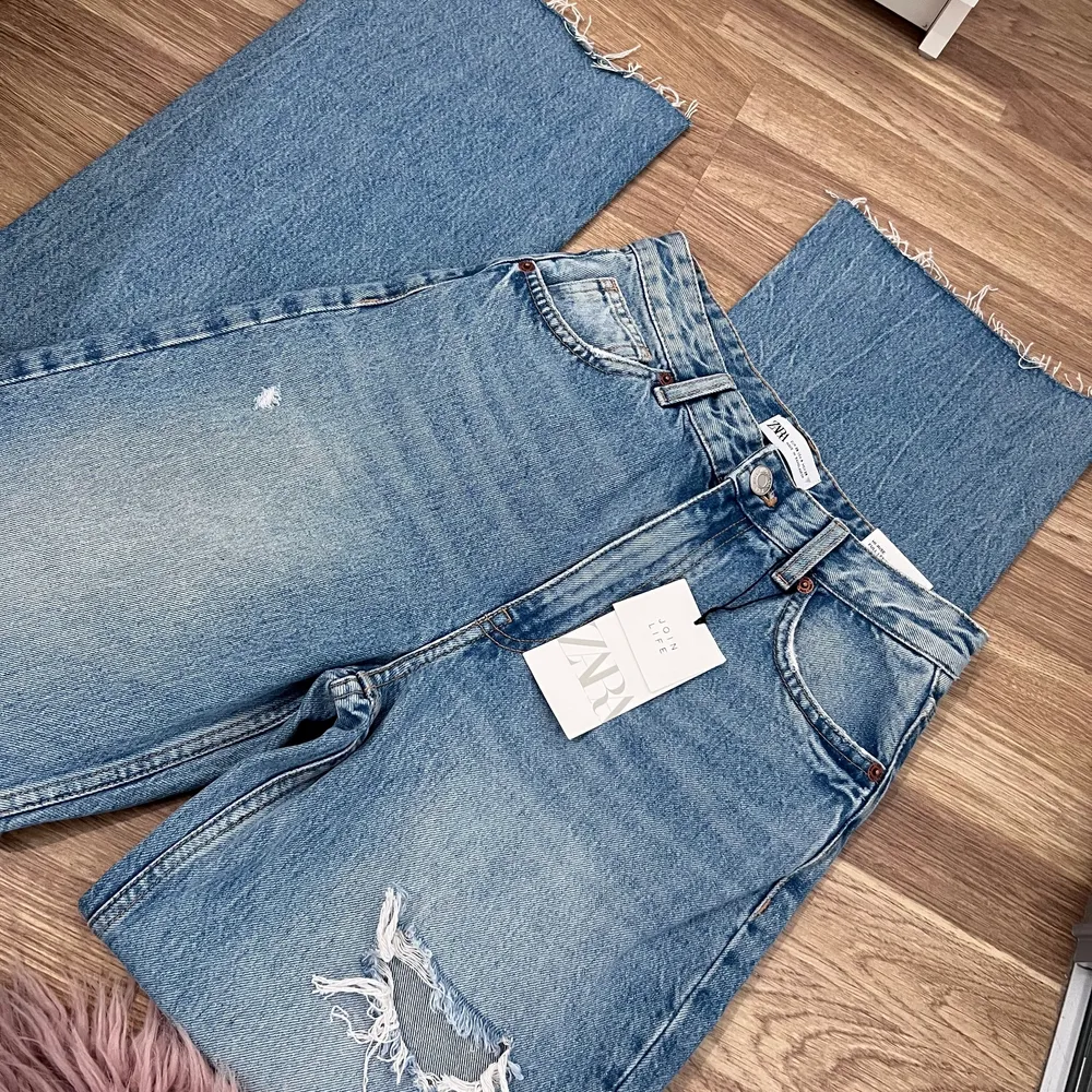 Zara jeans i storlek 36, helt ny och oanvänd , prislapp sitter kvar! Kontakta mig för flera bilder 💞. Jeans & Byxor.