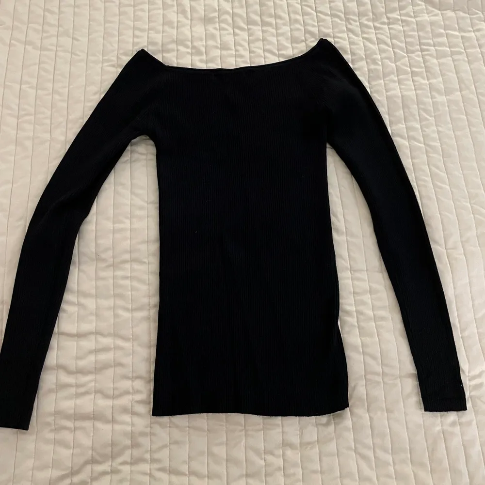 Säljer en långärmad svart tröja från Gina Tricot i storlek S 🤩🖤 Säljer den för 55 kr + frakt; kan även mötas upp i Örebro 💕 Dm för mer info/bilder . Skjortor.