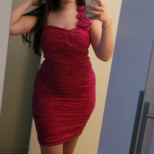 Klänning - Klänning från Pink Boom Paris i storlek L (lite stor på mig som har S/M). Knappt använd så i nyskick. Kan fraktas, men köparen står för frakten 💕