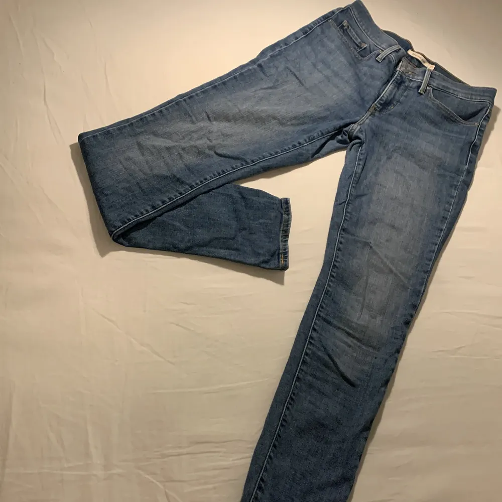 Köpta 2018, bara använt ett par gånger sedan dess, därav nästintill nyskick. Shaping skinny med midwaist och långa byxben. . Jeans & Byxor.