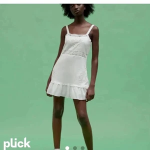 Vit klänning  - Från Zara i storlek S. Superfint med broderade detaljer 🌸 endast använd 2 gånger 🤍 kan mötas i Alvik eller frakta för 66kr. Nypris 399kr 