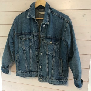 Gina Tricot jeans jacka - Supersnygg jeansjacka grån Gina Tricot i storlek S, originalpris 600 kr. Säljer då den tyvärr blivit för liten då jag vill att den ska sitta overized. Ser ut som ny! Säljer för 150 + frakt! ❤️