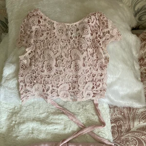 Klänning KappAhl St 34 - Fint skick, endast använt en gång. Det är en långklänning i storlek 34, går att ha den enklare eller med toppen som är med den :) väldigt fin klänning, men eftersom den endast blivigt hängande då den är för liten så säljer jag den nu. 