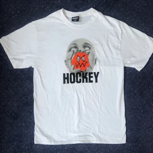 hockey tröja - säljer den här tröjan ifrån hockey! köpt på hollywood, den är aldrig använd och skicket är som nyskick:) nypriset låg runt 500-600kr, dessutom e den autentisk!