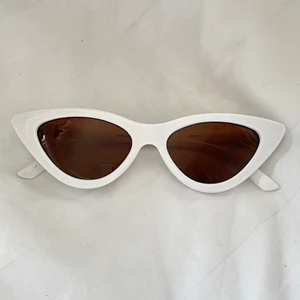 Solglasögon  - Säljer dessa solglasögon från Gina, 40kr+13kr frakt💓💓