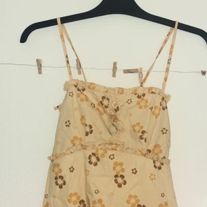 Blommig sommarklänning 🌾 - Jättefin klänning perfekt nu till sommaren. Beige/gul, dragkedja i sidan. Ganska tight i överdelen. Längd: ca till knäna på mig (172cm) 🪷💫🌾