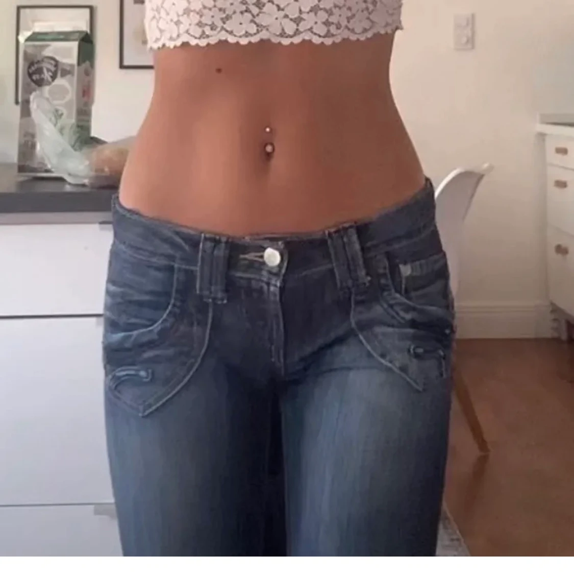 lågmidjade bootcut jeans 