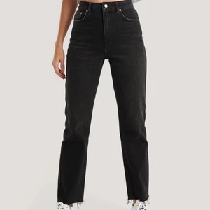 Nakd jeans - Säljer dessa raka jeans från na-kd i den perfekta gråa färgen. Storlek 36 och tyvärr lite stora i midjan på mig som brukar ha 34. Bland de skönaste jeansen jag haft på mig! Inga fläckar elr liknande💗