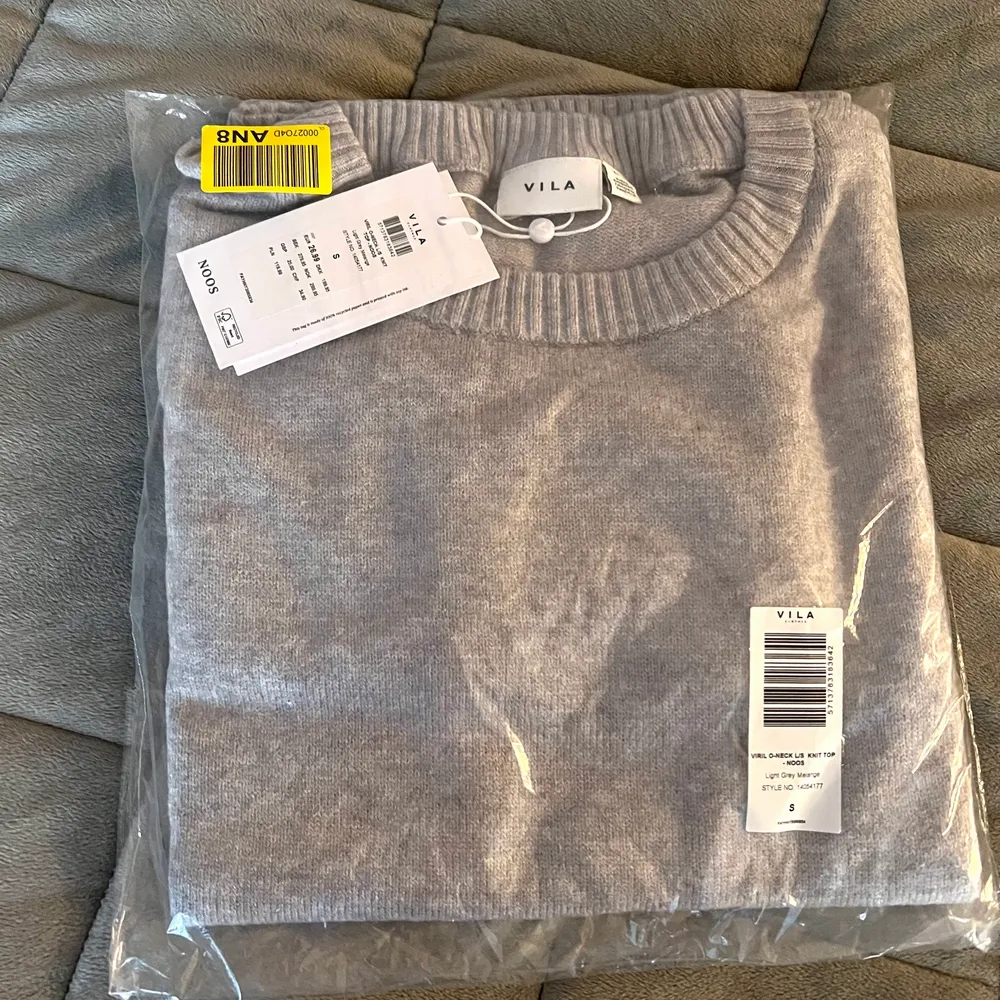 Oöppnad tröja från Vila. Storlek S, säljer då jag råkade beställa 2 likadana. Härligt material, luftig. Frakt ingår!. Tröjor & Koftor.