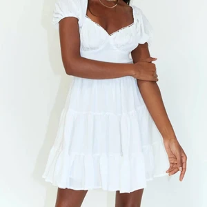 Princess Polly klänning - En princess polly klänning i storlek S som endast är testad med prislappen kvar då den tyvärr var för stor för mig!🥰