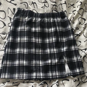 Rutig kjol - En jättefin tajt kjol från shein i storlek S som aldrig har andvänts eftersom att jag glömmde att jag hade den. Den är därför i nyskick och eftersom den är från shein, inte så dyr. 