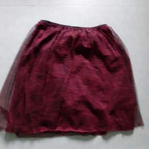 Detta är en kjol som är köpt på lager 157 och den är storlek 150. Den har även ett mönster på sig. Den är använd runt 10 gånger men den är inte sliten och har inga hål 💜