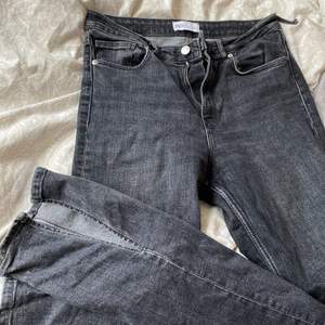 Använda några gånger. Gråa jeans från zara med slits, ena bälte grejen har gått av men annars inga defekter. 