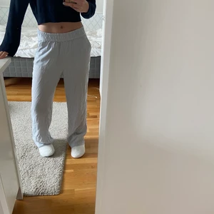 Trendiga linnebyxor💓 - Jättesnygga linnebyxor💓 som man kan använda både som högmidjade och lågmidjade. Säljer för jag använder ett par andra😇