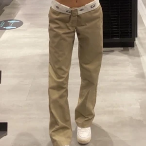 Dickies 874 byxor - Hej jag säljer mina 874 dickies byxor. De är lite stora för mig som är 1,52. Ej använd. De kommer i bra skick. (Det är lånade bilder) kontakta om ni är intresserade😊