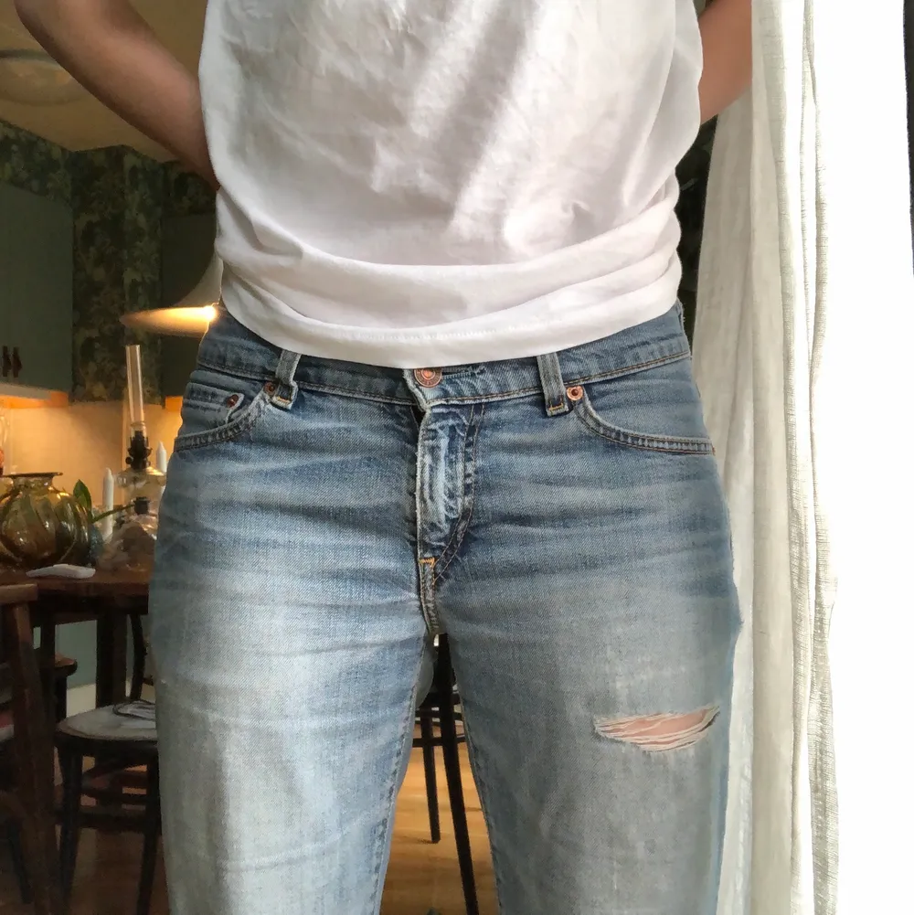 Säljer dom här jätte fina Levis jeansen⭐️ Jag är 1,67cm och dom är lite korta på mig🙂 Kan mötas upp i Stockholm för den som vill köpa💗 (skriv för mer bilder). Jeans & Byxor.