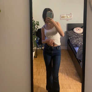 Dessa snygga mörkblåa botcut jeans  - Säljer pg av att de är för långa för mig som är 154. Använt 2 gånger de e i ny skick🤍