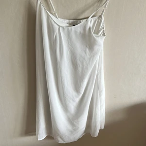 Club L klänning - Vit klänning! Passar folk som har st XS och S! Jag själv har storlek 164 och det passar mej! Säljer för jag ej använder! Pris kan diskuteras! Inga fläckar på klänningen eller inget fel det är bara att jag ej använder den!