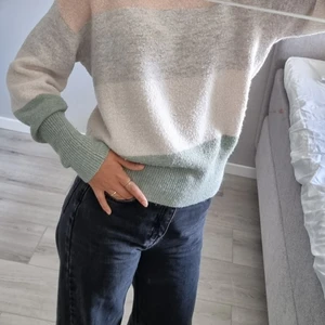 Stickad H&M Tröja - Mysig stickad tröja ifrån H&M, nypris 🤷‍♀️ mitt pris 70kr. Andvänd några gånger! Köparen står för frakt 🤍