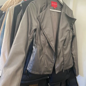 Guessjacka - Modern jättesnygg skinnjacka från från guess. Den är sparsamt använd, säljer endast för att jag behöver rensa i min garderob  Pris är förhandlingsbart✨ 