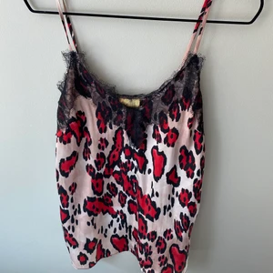 Coolt linne - Så coolt men kommer inte till andvänding hos mig längre. Storlek 32 men passar mig som brukar ha 34/36 också ❤️ FRAKT: 45 kr