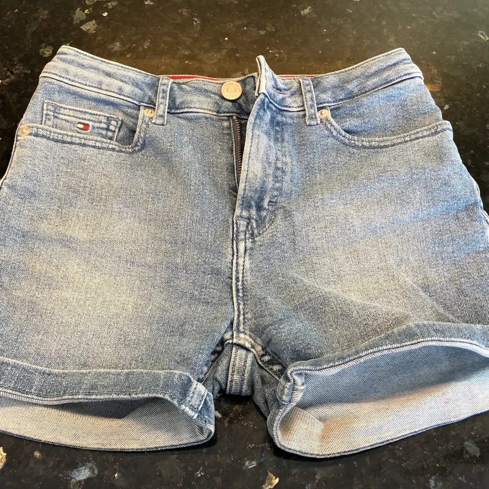 Fina äkta Tommy Jeans shorts. I ungdomsstorlek 140, men är precis som 32/XS. Andvända men endå i gott skick. Liten brodering vid ena fickan. Kan ev. mötas upp i sthlm . Shorts.