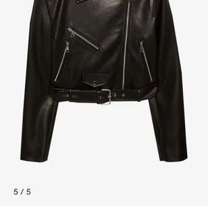 Stradivarius skinnjacka - säljer min skinnjacka ifrån stadivarius! Välanvänd men i väldigt fint skick, säljer pga att den inte kommer till användning längre. Skulle säga att modellen är lite mer kroppad och lite mindre i storleken, har i storlek S. Nypris 350. 