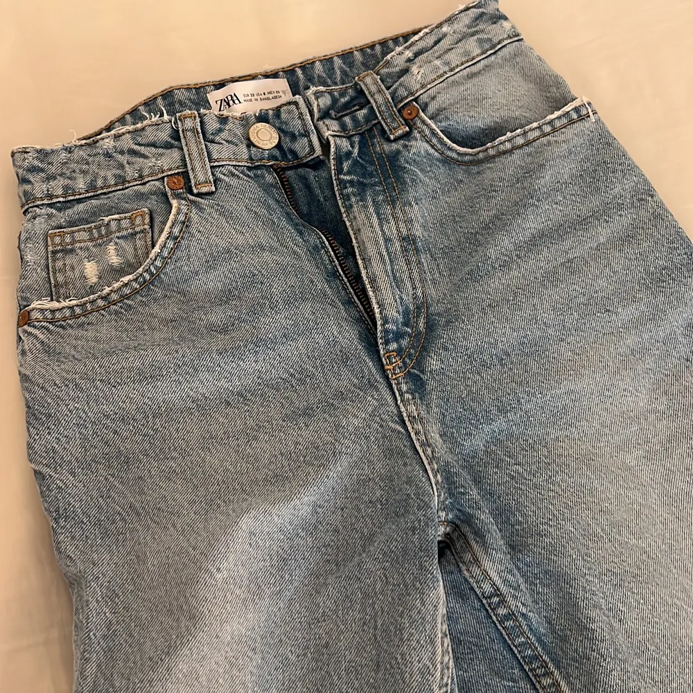 Blåa jeans från zara med snygga slits i storlek 32💕. Jeans & Byxor.