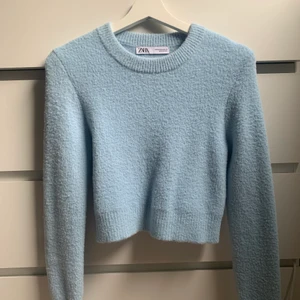 Zara topp - Säljer denna jättefina tröja från Zara igen pga oseriösa köpare, den är knappt använd och passar perfekt på en sommar kväll. Den är i storlek M men passar även en S. 75kr+frakt 