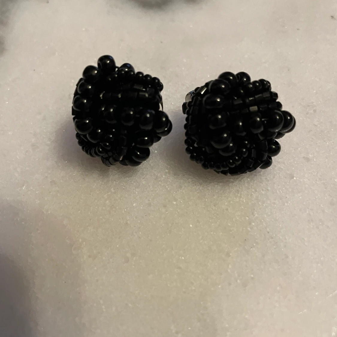 Svarta vintage örhängen från London 