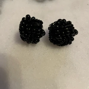 Svarta vintage örhängen från London  - Clip-on örhängen från en marknad i London. Supersöta! Söker ny ägare 🖤