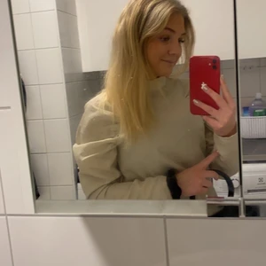 Beige blus - Fin beige blus från hm med puffärmar 