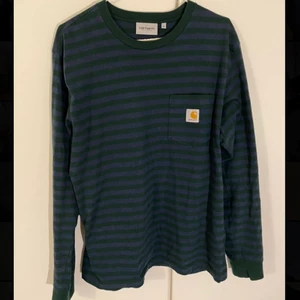 Carhartt tröja - Randig tröja från Carhartt⭐️ älskar den men använder inte längre. Super fint skick!