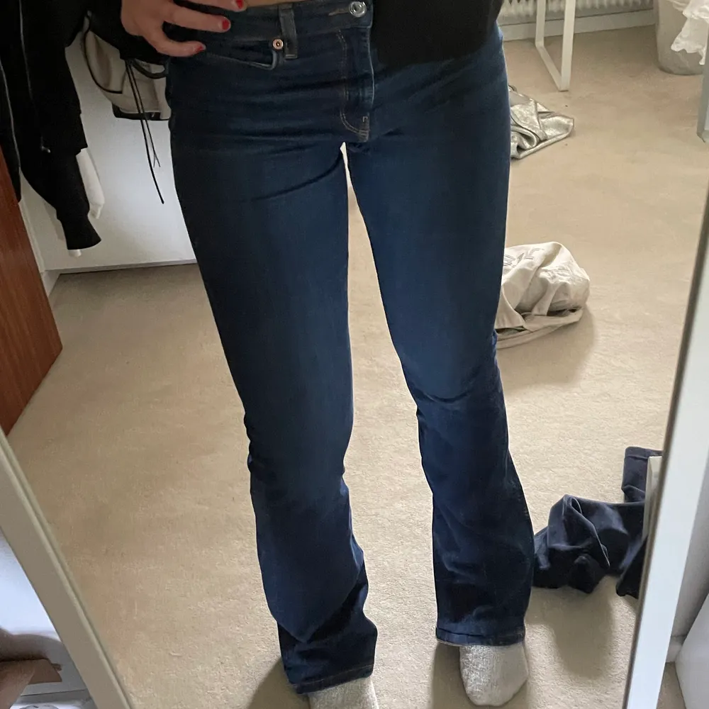 Ett par mörkblå jeans från zara❤️. Jeans & Byxor.